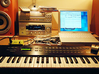 [Alesis QS 6, iBook, Midisport 2x2, Sanyo Hi-Fi.]